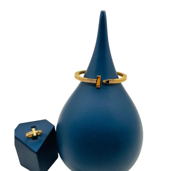 بريق يلف معصمك بكل أنوثة