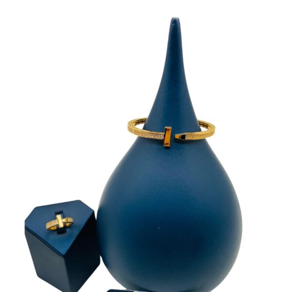 بريق يلف معصمك بكل أنوثة